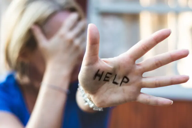 आत्महत्येचे signs कसे ओळखावे